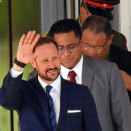 Kronprins Haakon vinker farvel til Tonga på flyplassen. Nå går turen videre til Fiji. Foto: Sven Gj. Gjeruldsen, Det kongelige hoff